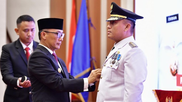 Pj Gubernur Sulsel Zudan Arif Fakrulloh melantik Pj Bupati Bone Andi Winarno Eka Putra.