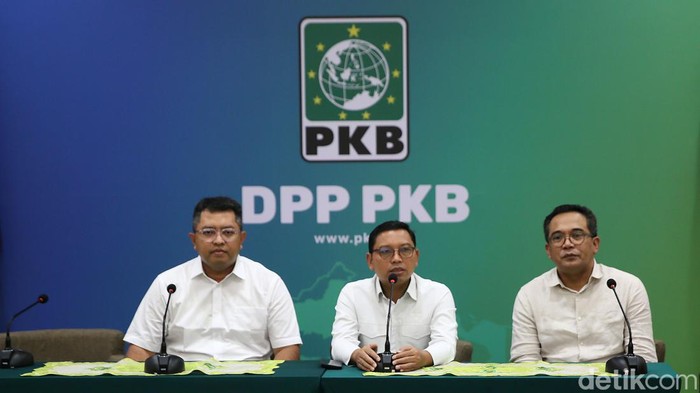 Sekretaris OC Muktamar PKB Zainul Munasichin (tengah) bersama Wakil Ketua OC Muktamar Iman Sukri (kanan) dan Anggota SC Muktamar Lukman Hakim (kiri) memberikan keterangan kepada media terkait perkembangan Muktamar PKB di DPP PKB, Jakarta, Senin (12/8/2024). Muktamar PKB yang akan berlangsung pada 24-26 Agustus 2024 di Bali itu akan mengundang Presiden Joko Widodo, tokoh politik nasional dan 65 pimpinan parpol luar yang tergabung dalam Centris Democrat International (CDI).