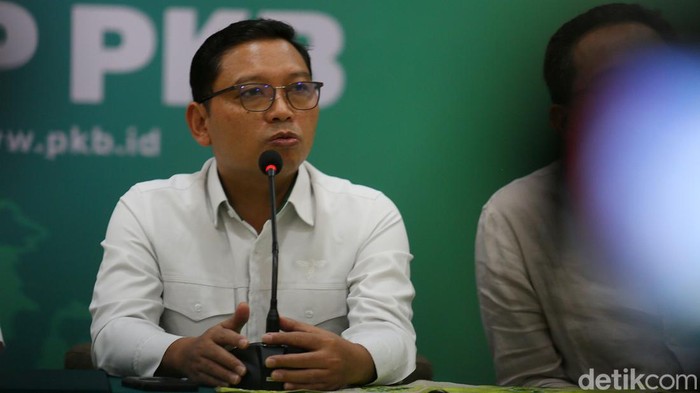 Sekretaris OC Muktamar PKB Zainul Munasichin (tengah) bersama Wakil Ketua OC Muktamar Iman Sukri (kanan) dan Anggota SC Muktamar Lukman Hakim (kiri) memberikan keterangan kepada media terkait perkembangan Muktamar PKB di DPP PKB, Jakarta, Senin (12/8/2024). Muktamar PKB yang akan berlangsung pada 24-26 Agustus 2024 di Bali itu akan mengundang Presiden Joko Widodo, tokoh politik nasional dan 65 pimpinan parpol luar yang tergabung dalam Centris Democrat International (CDI).