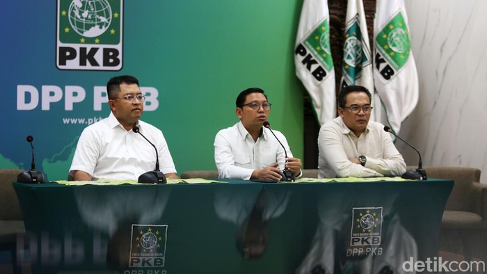 Sekretaris OC Muktamar PKB Zainul Munasichin (tengah) bersama Wakil Ketua OC Muktamar Iman Sukri (kanan) dan Anggota SC Muktamar Lukman Hakim (kiri) memberikan keterangan kepada media terkait perkembangan Muktamar PKB di DPP PKB, Jakarta, Senin (12/8/2024). Muktamar PKB yang akan berlangsung pada 24-26 Agustus 2024 di Bali itu akan mengundang Presiden Joko Widodo, tokoh politik nasional dan 65 pimpinan parpol luar yang tergabung dalam Centris Democrat International (CDI).