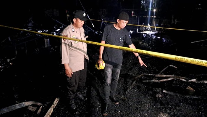 Polisi melakukan olah TKP di lokasi kebakaran di Kecamatan Ajangale, Bone.