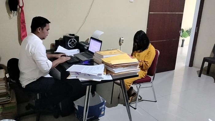 Polisi memeriksa pemeran wanita yang viral beradegan mesum bareng mantan pacar di Sidrap.
