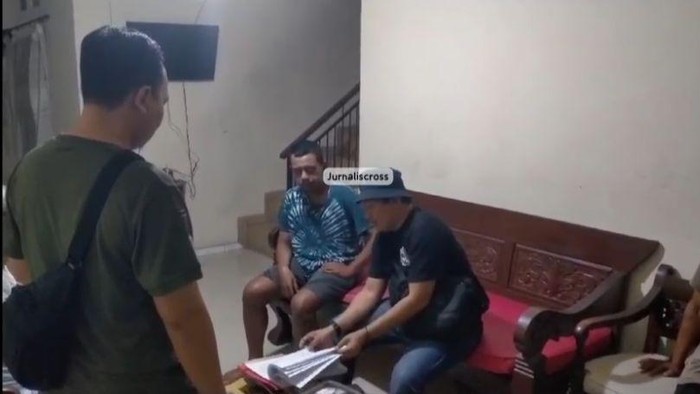 Polisi menangkap pria AP (27), pemeran pria dan penyebar video syur wanita AD, anak dari musisi Indonesia David Bayu. Pria AP ditangkap di depan orang tuanya. (dok Istimewa)