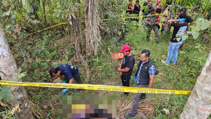Polisi saat melakukan olah TKP penemuan mayat di Jambi Kecil, Muaro Jambi