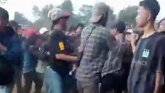 Potongan video sepakbola tarkam di Cianjur ricuh