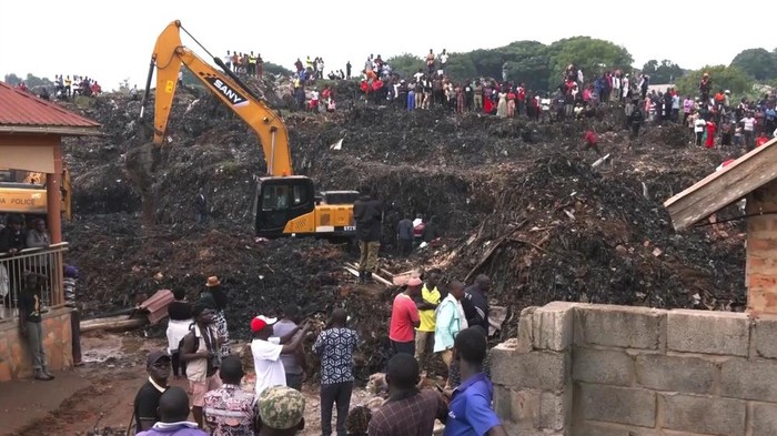 Potret Gunung Sampah di Uganda Longsor, 18 Orang Tewas In this photo taken from video people an excavator works at a site of a collapsed landfill in Kampala, Uganda, Saturday, Aug. 10, 2024. At least 18 people were killed after a landfill collapsed late Friday in the Ugandan capital, according to the Red Cross. (AP video via AP)