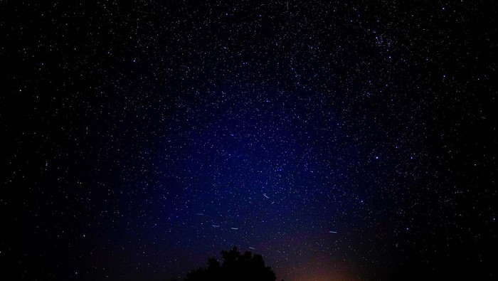 Three meteors streak next to each other during the annual Perseid meteor shower above Santo Tome del Puerto, in Segovia, Spain, August 12, 2024. REUTERS/Ana Beltran  REFILE - QUALITY REPEAT