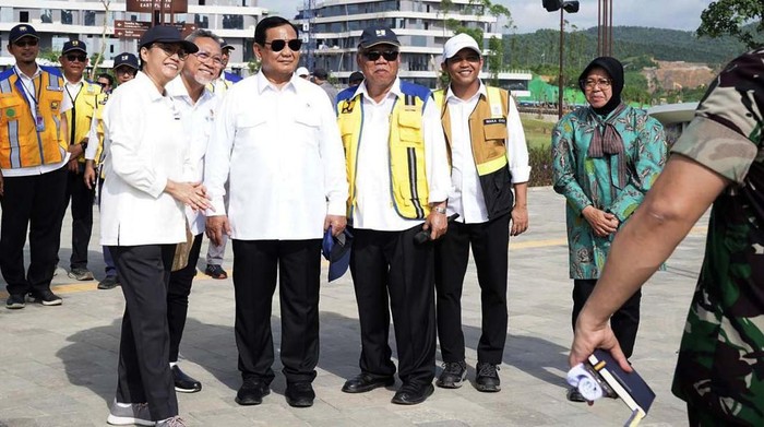 Sejumlah Menteri Kabinet Indonesia Maju ikut meninjau kesiapan upacara HUT ke-79 RI di IKN, Senin (12/8/2024). Begini potretnya.