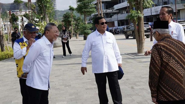 Sejumlah Menteri Kabinet Indonesia Maju ikut meninjau kesiapan upacara HUT ke-79 RI di IKN, Senin (12/8/2024). Begini potretnya.