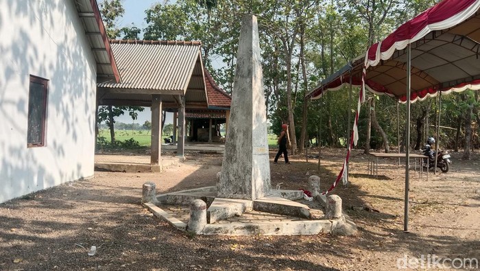 Potret tugu 45 di Desa Gunungsari, Kecamatan Sukagumiwang, Kabupaten Indramayu yang konon jadi tempat atur siasat perang melawan penjajah