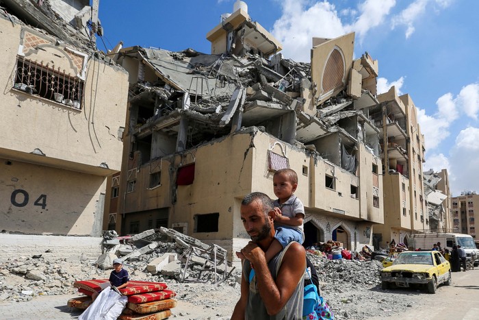 Displaced Palestinian kids make their way as they flee Hamad City following an Israeli evacuation order, amid Israel-Hamas conflict, in Khan Younis in the southern Gaza Strip August 11, 2024. REUTERS/Hatem Khaled