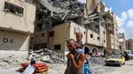 Potret Warga Hamad Gaza Berbaris di Reruntuhan Bangunan