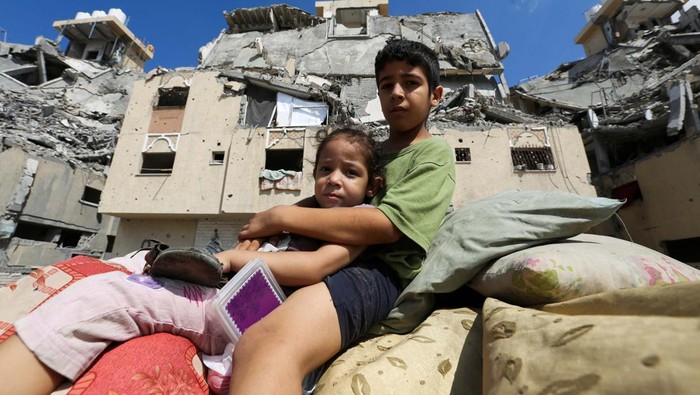 Displaced Palestinian kids make their way as they flee Hamad City following an Israeli evacuation order, amid Israel-Hamas conflict, in Khan Younis in the southern Gaza Strip August 11, 2024. REUTERS/Hatem Khaled