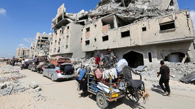 Potret Warga Hamad Gaza Berbaris di Reruntuhan Bangunan
