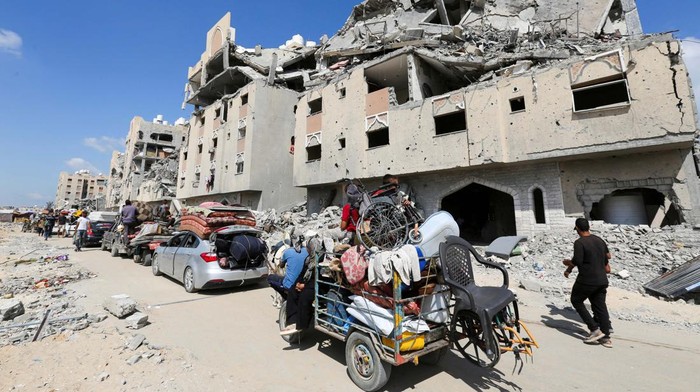 Potret Warga Hamad, Gaza Berbaris di Reruntuhan Bangunan Displaced Palestinian kids make their way as they flee Hamad City following an Israeli evacuation order, amid Israel-Hamas conflict, in Khan Younis in the southern Gaza Strip August 11, 2024. REUTERS/Hatem Khaled