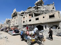 Potret Warga Hamad Gaza Berbaris di Reruntuhan Bangunan