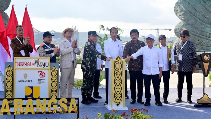 Presiden Joko Widodo (Jokowi) meresmikan Taman Kusuma Bangsa di Ibu Kota Nusantara (IKN).