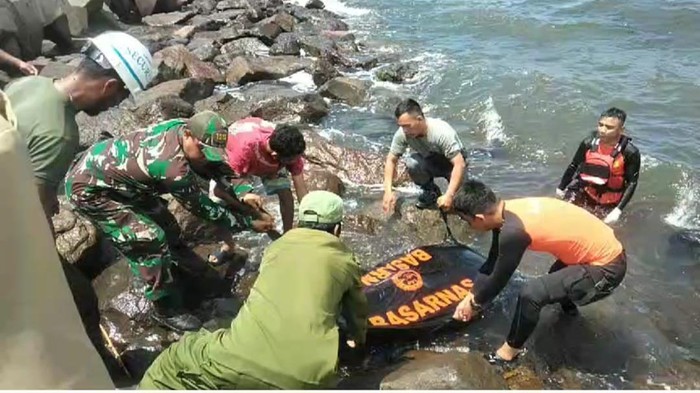 Pria hilang saat mencari ikan di Pantai Asparaga ditemukan meninggal dunia.