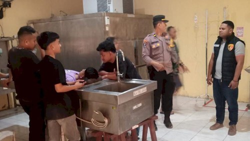 Jenazah Ariel Valentino Febrian Buce Lubalu saat berada di Rumah Sakit Bhayangkara (RSB) Titus Uly Kupang untuk divisum. (Dok. Polres Kupang).