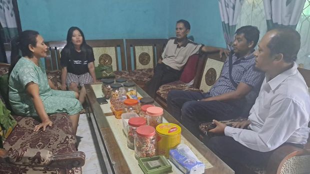 Proses mediasi atas insiden penyiraman air ke rombongan karnaval pembawa sound horeg di Desa Waturoyo, Kecamatan Margoyoso, Kabupaten Pati, Senin (12/8/2024).