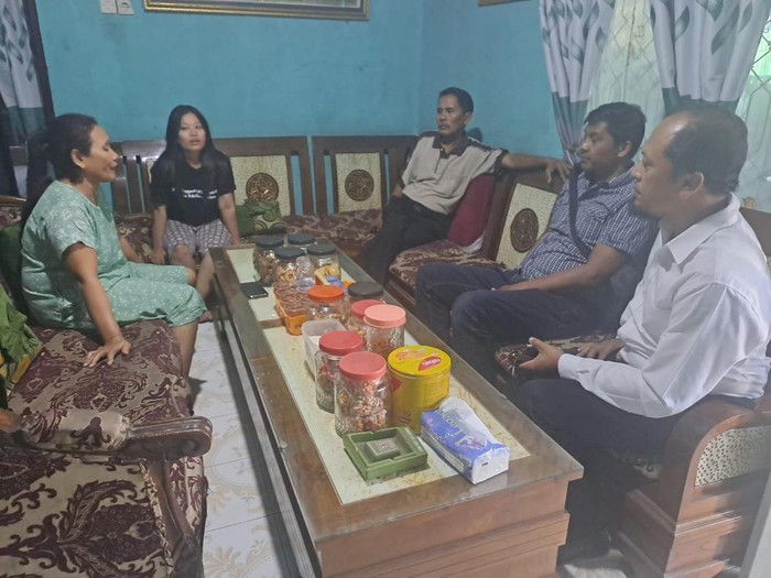 Proses mediasi atas insiden penyiraman air ke rombongan karnaval pembawa sound horeg di Desa Waturoyo, Kecamatan Margoyoso, Kabupaten Pati, Senin (12/8/2024).