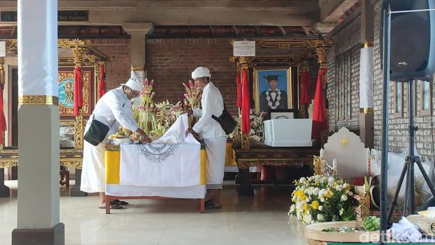 Prosesi kremasi jenazah mantan Rektor Universitas Udayana I Gde Nyoman Antara di Krematorium Santha Graha Tunon, Desa Pangkung Tibah, Kecamatan Kediri, Tabanan, Bali. Senin (12/8/2024). (Foto: Ahmad Firizqi Irwan/detikBali)
