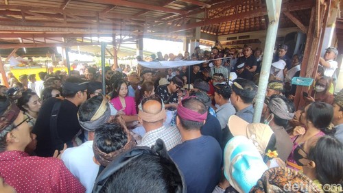 Prosesi kremasi jenazah mantan Rektor Universitas Udayana I Gde Nyoman Antara di Krematorium Santha Graha Tunon, Desa Pangkung Tibah, Kecamatan Kediri, Tabanan, Bali. Senin (12/8/2024). (Foto: Ahmad Firizqi Irwan/detikBali)