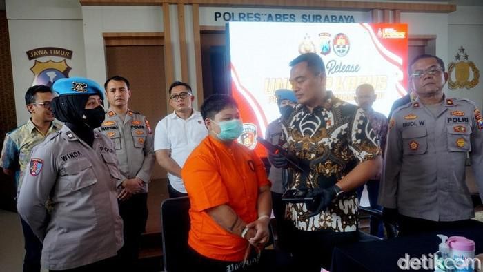 Putri natasya pelaku pembunuhan kakak di surabaya saat rilis di polrestabes surabaya
