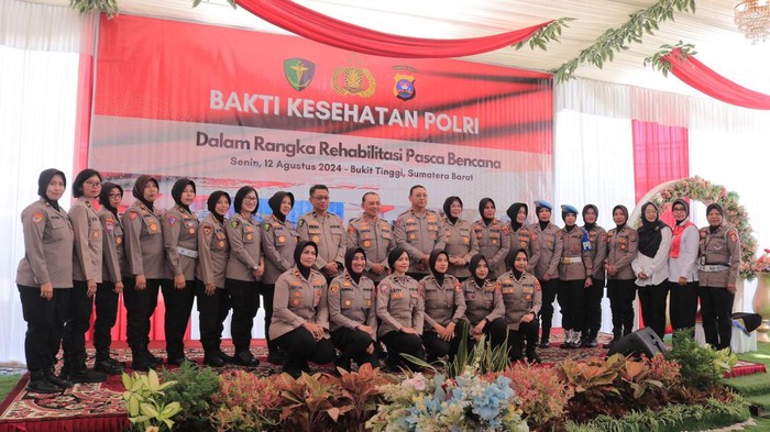 Ratusan Polwan Gelar Napak Tilas ke Bukittinggi