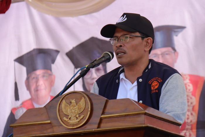 Rektor UNJA Helmi
