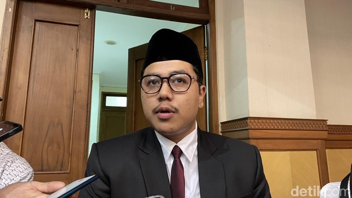Anggota DPRD Kulon Progo termuda Rizal Aldyatma saat diwawancarai wartawan usai pelantikan di DPRD Kulon Progo, Senin (12/8/2024).
