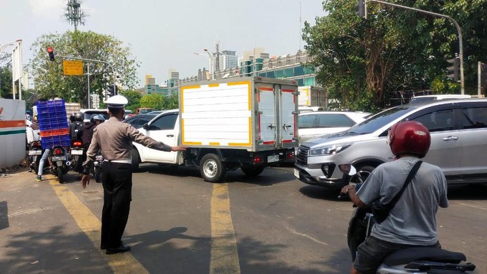 Jalan Terendam Akibat Pompa Air Ambruk, Arus Lalu Lintas di Jakarta Utara Dialihkan