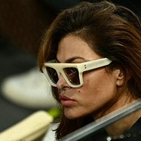 “Saya suka @nbcolympics tidak mengekspos anak-anakku! Hampir semua situs juga memburamkan wajah mereka dan mama menyukainya. Senang rasanya bisa berada di sana dan merasa bersatu dengan orang-orang,” tulis bintang film ‘The Other Guys’ itu di Instagram. (Foto: AFP/GABRIEL BOUYS)