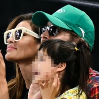 Mereka kemudian menyaksikan pertandingan senam artistik yang berlangsung di Bercy Arena, Paris. Kedua anak mereka kali ini ikut tersorot. (Foto: AFP/PAUL ELLIS)