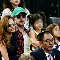 Sejumlah media memilih memburamkan wajah anak mereka atas nama privasi. Langkah tersebut mendapat apresiasi dari Eva Mendes. (Foto: AFP/LOIC VENANCE)