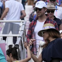 Ryan terlihat memakai kaus putih yang dibungkus kemeja merah kotak-kotak. Gaya aktor asal Kanada itu juga dilengkapi kacamata hitam dan topi baseball berlogo Olimpiade. Sementara itu, Eva Mendes memilih dress biru navy, juga dipadu topi dan kacamata. (Foto: AP/Mosaab Elshamy)