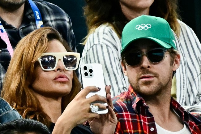 Ryan Gosling dan Eva Mendes jarang muncul bersama di hadapan publik. Namun kali ini, mereka memberikan pengecualian saat menghadiri Olimpiade 2024 di Paris, Prancis. (Foto: AFP/LOIC VENANCE)