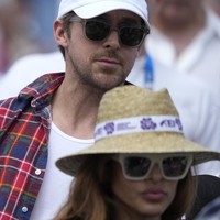 Sejoli suami-istri yang dikenal sangat menjaga privasi keluarga ini kedapatan menyaksikan pertandingan balap kuda di Chateau de Versailles bersama kedua anak mereka baru-baru ini. Duduk di bangku penonton, keduanya membaur dengan publik. (Foto: AP/Mosaab Elshamy)