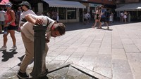 Saat Italia menghadapi akhir pekan terpanas musim panas sejauh ini, penduduk dan wisatawan di Palermo di pulau Sisilia harus mencari cara untuk menghadapi suhu hingga 40 derajat Celsius (104 Fahrenheit) pada hari Sabtu (10/8).