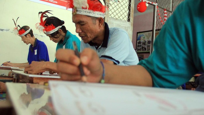 Sejumlah pasien Orang Dengan Gangguan Jiwa (ODGJ) mengikuti lomba menggambar di Rumah Sakit Jiwa Prof Ildrem Medan, Sumatera Utara, Senin (12/8/2024). Dalam ranga memeriahkan HUT Ke-79 Republik Indonesia, Rumah Sakit Jiwa Prof Ildrem Medan menyelenggarakan berbagai perlombaan yang bertujuan untuk menumbuhkan inovasi dan kreativitas bagi pasien. ANTARA FOTO/Yudi Manar/YU