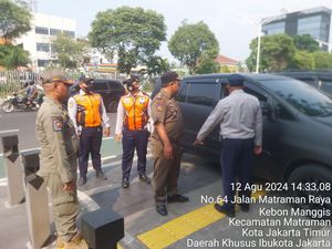 Satpol PP Jaktim Sentil Pemilik Usaha Usai Jalur Tunanetra Jadi Parkiran