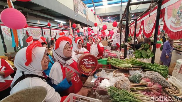 Sejumlah pedagang Pasar Banyumas mendekorasi lapaknya dalam rangka memperingati HUT ke-79 Republik Indonesia, Senin (12/8/2024).
