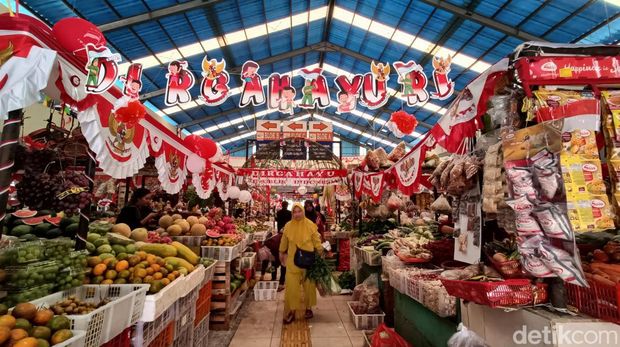 Sejumlah pedagang Pasar Banyumas mendekorasi lapaknya dalam rangka memperingati HUT ke-79 Republik Indonesia, Senin (12/8/2024).