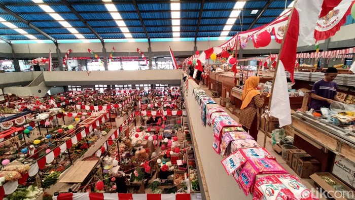 Sejumlah pedagang Pasar Banyumas mendekorasi lapaknya dalam rangka memperingati HUT ke-79 Republik Indonesia, Senin (12/8/2024).
