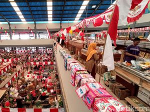 Semarak Pasar Banyumas Sambut HUT RI, Semua Serba Merah Putih!