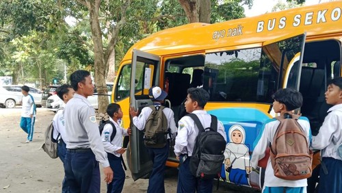 Sejumlah siswa SMP di Kota Mataram antusias memanfaatkan bus sekolah. (Foto: Istimewa)