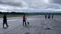 Bandara Domine Eduard Osok (DEO) Sorong di Papua Barat Daya mengalami gangguan operasional pada Minggu (11/8) kemarin pukul 08.30 WIT akibat kerusakan pada runway. Pukul 14.30 WIT bandara kembali beroperasi secara normal.