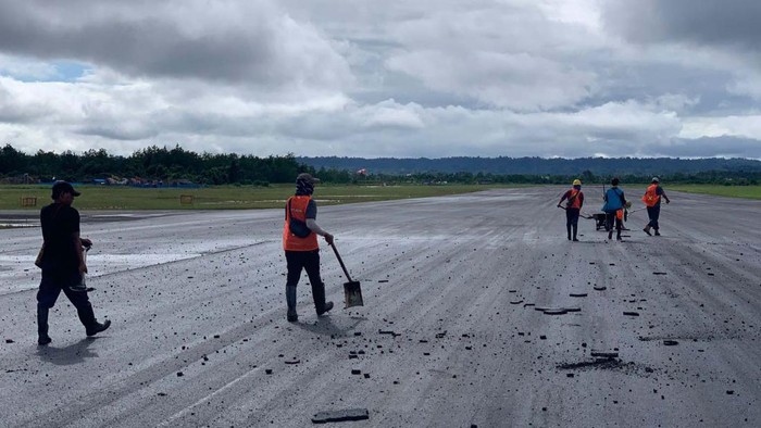 Bandara Domine Eduard Osok (DEO) Sorong di Papua Barat Daya mengalami gangguan operasional pada Minggu (11/8) kemarin pukul 08.30 WIT akibat kerusakan pada runway. Pukul 14.30 WIT bandara kembali beroperasi secara normal.