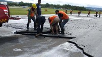 Kronologi kejadian bermula saat pilot pesawat Pelita Air melaporkan adanya kerusakan runway kepada pihak Air Traffic Control (ATC). Tim Bangunan dan Landasan (Bangland) Bandara DEO kemudian melakukan pengecekan dan menemukan adanya kerusakan tersebut.