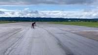 Evaluasi juga akan dilakukan terhadap tenaga kerja yang terlibat, khususnya terkait dengan pengabaian prosedur pengeringan yang benar setelah hujan dan tidak melakukan pengecekan kondisi tack coat setelah hujan sebelum memulai pekerjaan.